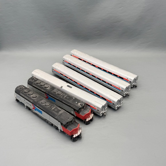 Athearn Other - HO Scale Untested Athearn FP45 Amtrak Locomotive & 4 Walthers Amfleet Cars